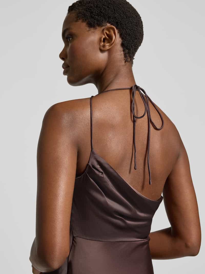 Forever New Avondjurk met cascadehals model 'Aria'