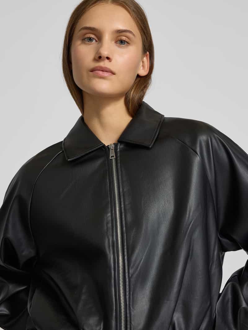 Only Regular fit bomberjack in leerlook model 'SARAMY'