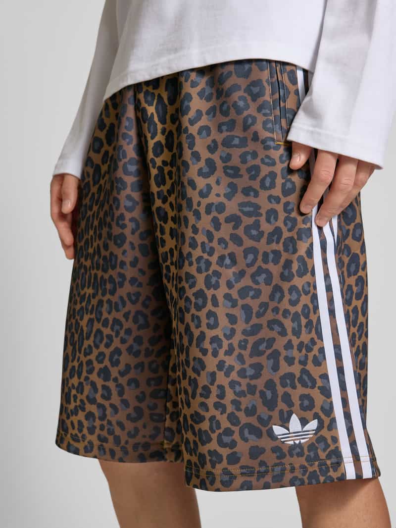 adidas Originals Relaxed fit korte broek met all-over dierenprint