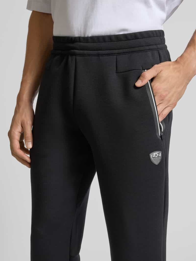 EA7 Emporio Armani Relaxed fit sweatpants met logo-applicatie model 'Train'