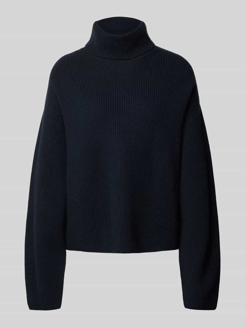 Style Icon Collection Coltrui met gebreid ribmotief van wol curated by Maja Weyhe