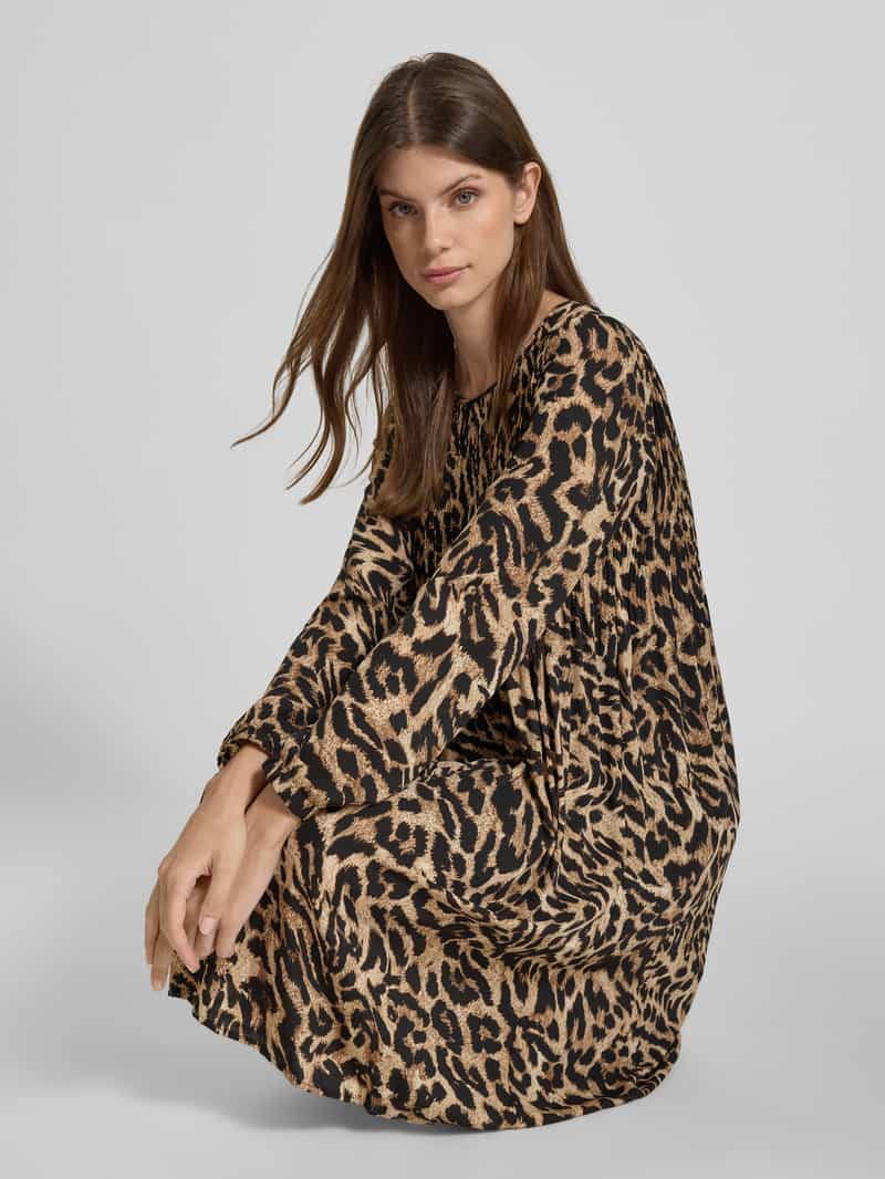 Betty Barclay Knielange jurk met ronde hals en smokdetails