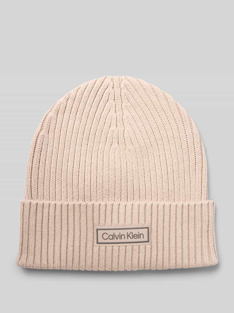 Calvin Klein Gebreide muts PATCH CHUNKY RIB COTTON BEANIE