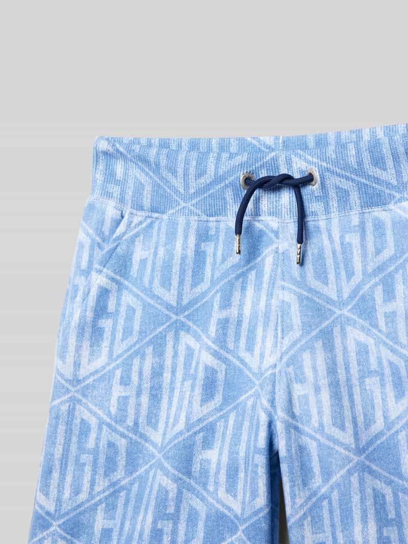 HUGO Korte regular fit broek met labelpatch