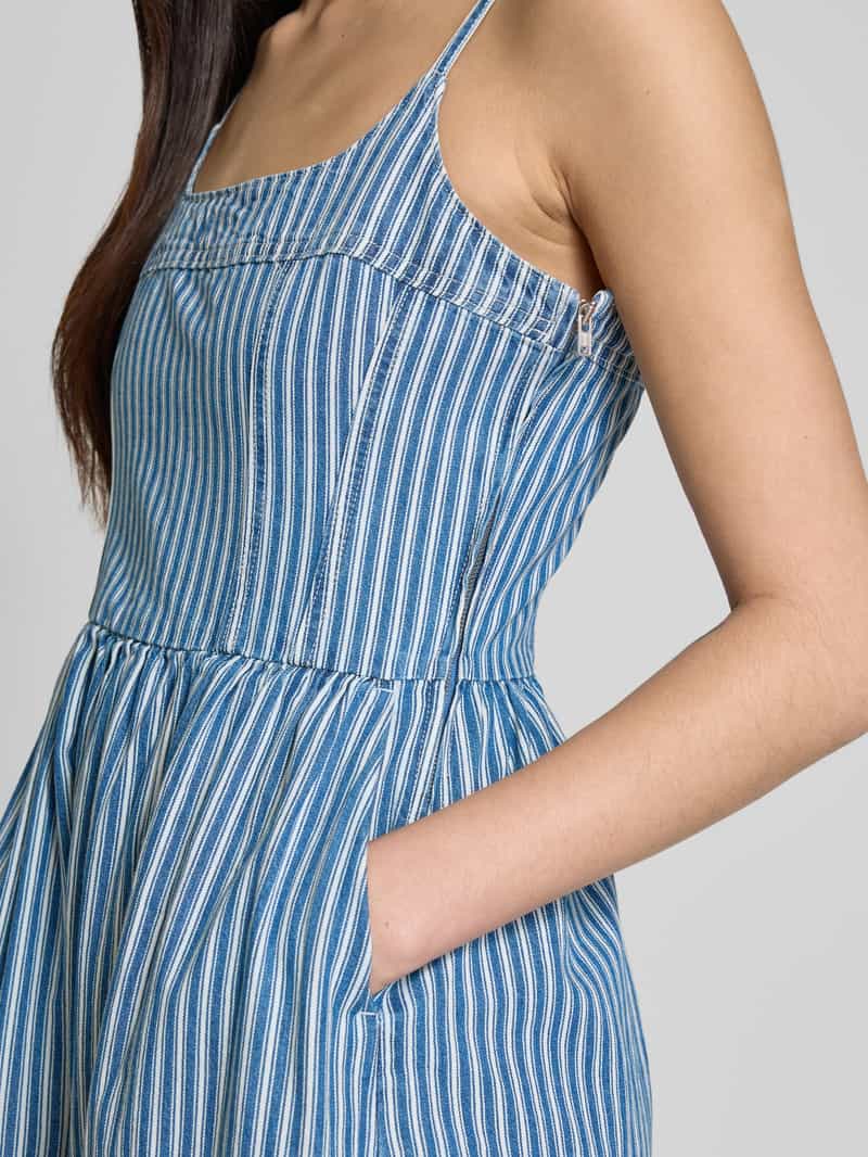 Levi's Knielange jeansjurk met verstelbare bandjes. model 'ALESSIE'