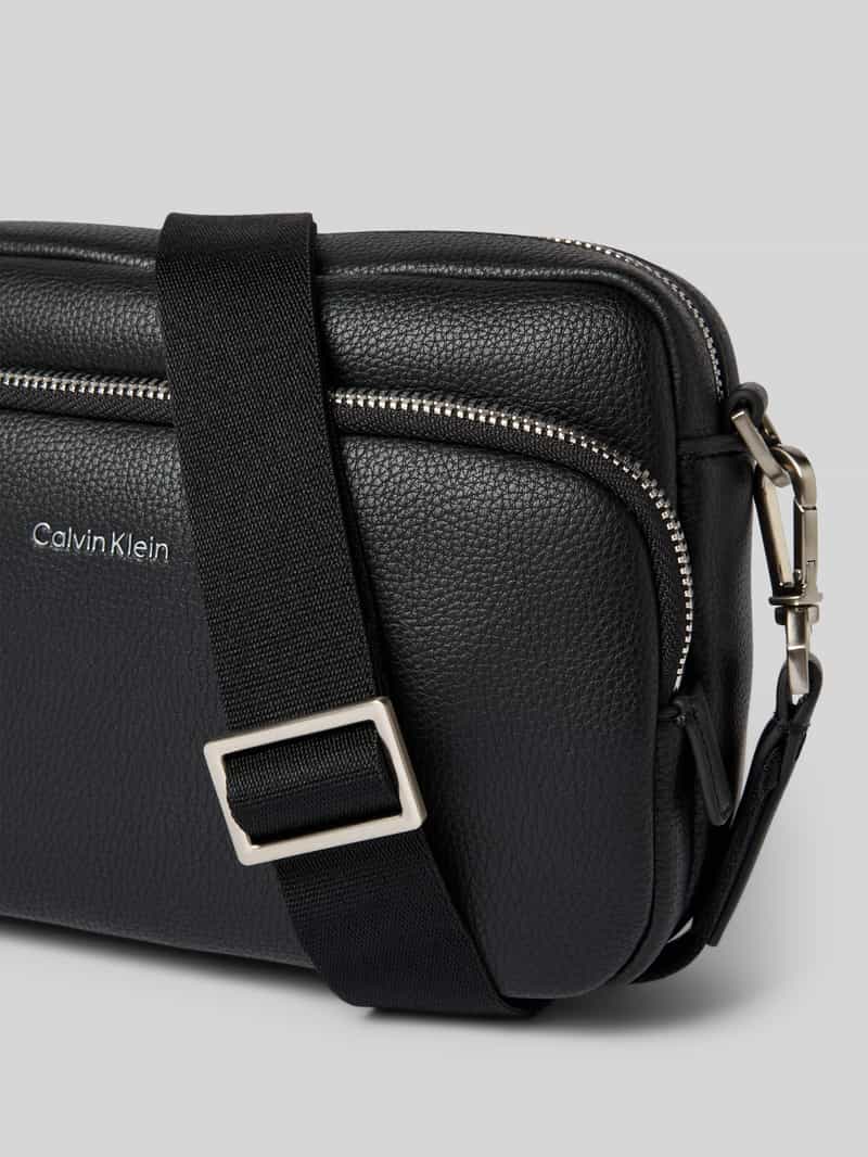 CK Calvin Klein Handtas met labelapplicatie en schouderband