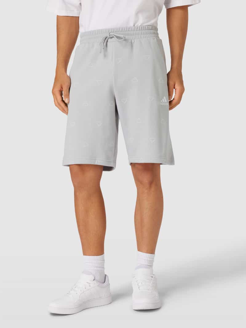 Korte broek met all-over labelprint ADIDAS SPORTSWEAR