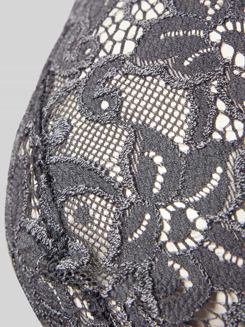 Hanro Zachte beha met Frans kant model 'MOMENTS'