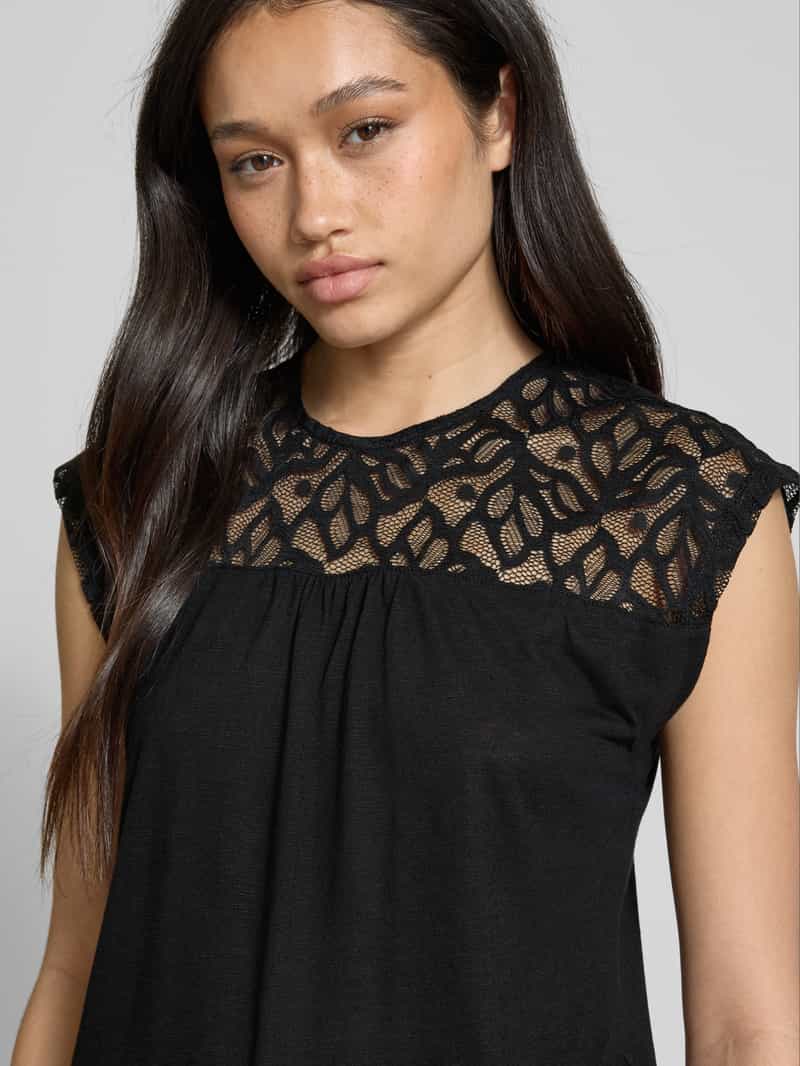Only Regular fit top met kanten detail model 'SINDY'