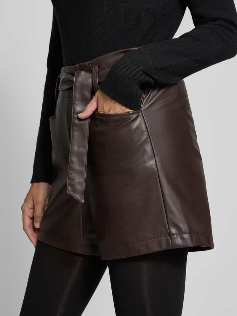 Zero Korte broek in leerlook met riem