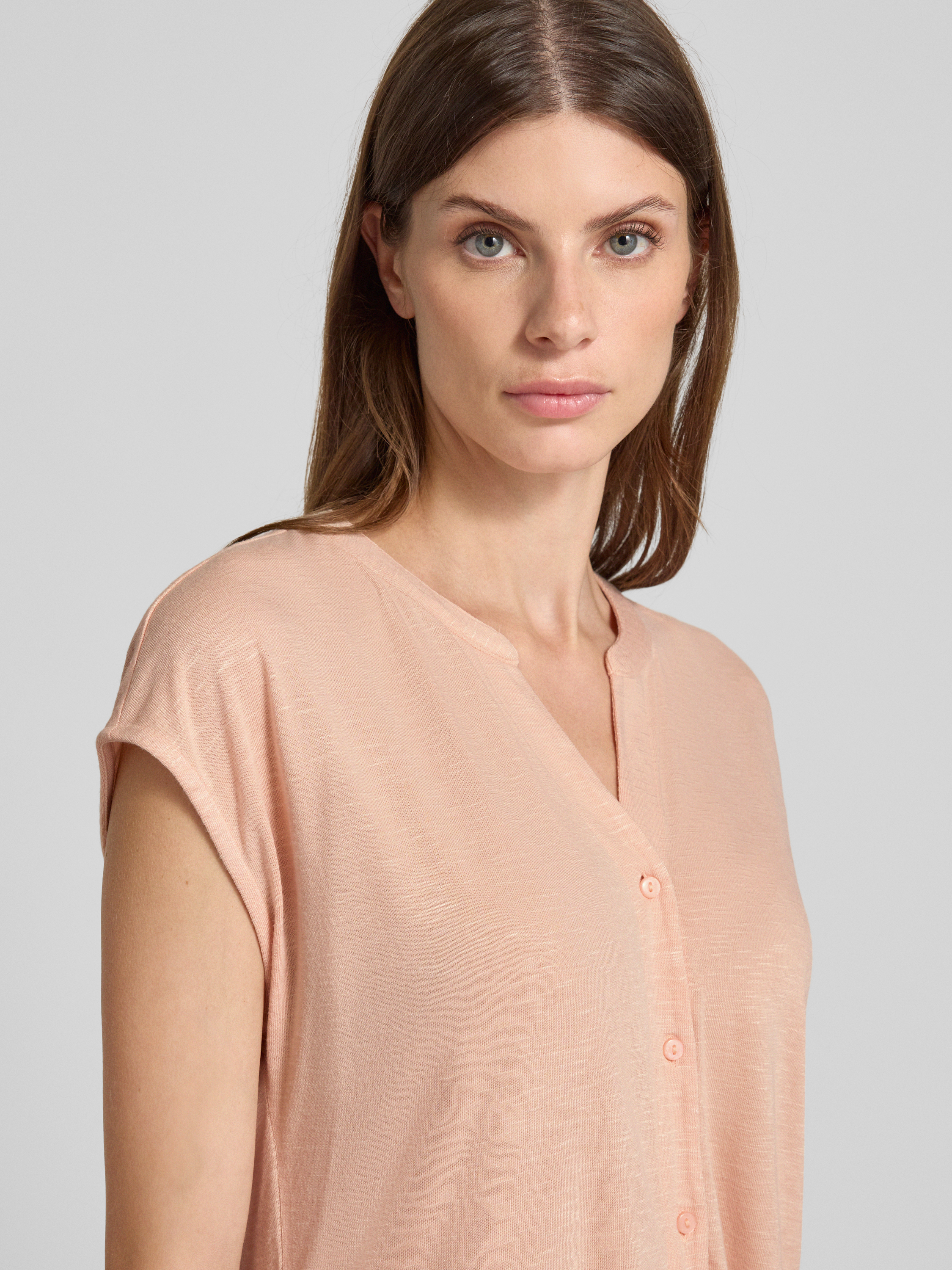 Zero T-shirt van viscosemix met knoopsluiting