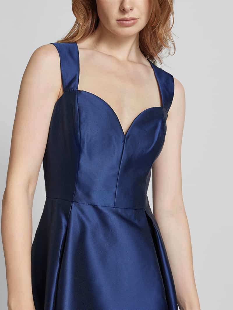 Adrianna Papell Avondjurk met cut-out aan de achterkant