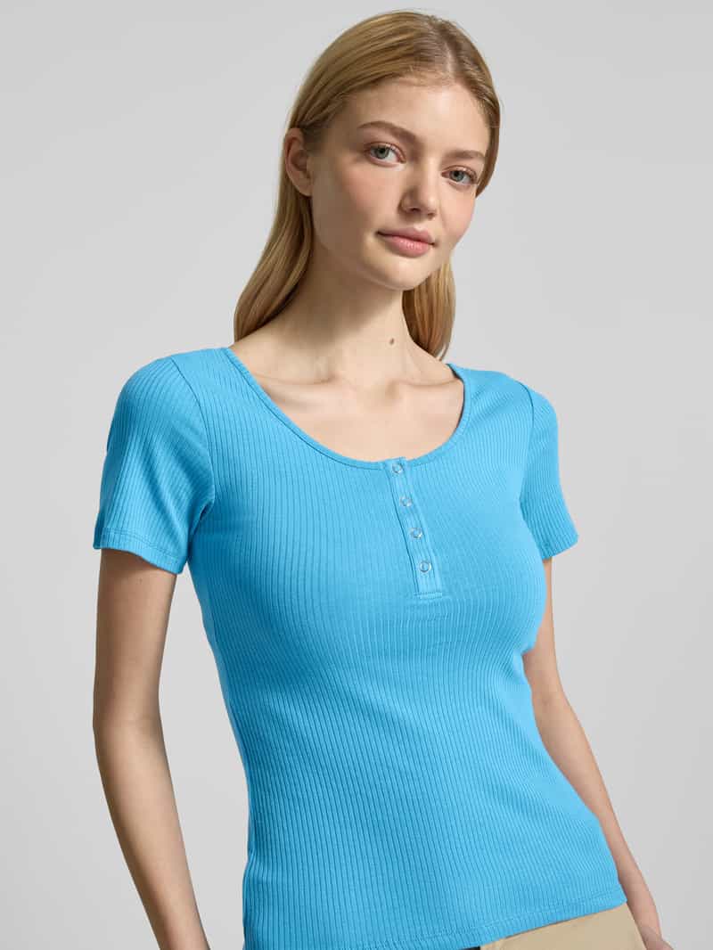 Pieces Slim fit T-shirt van katoenmix met kort drukknooppaneel model 'KITTE'