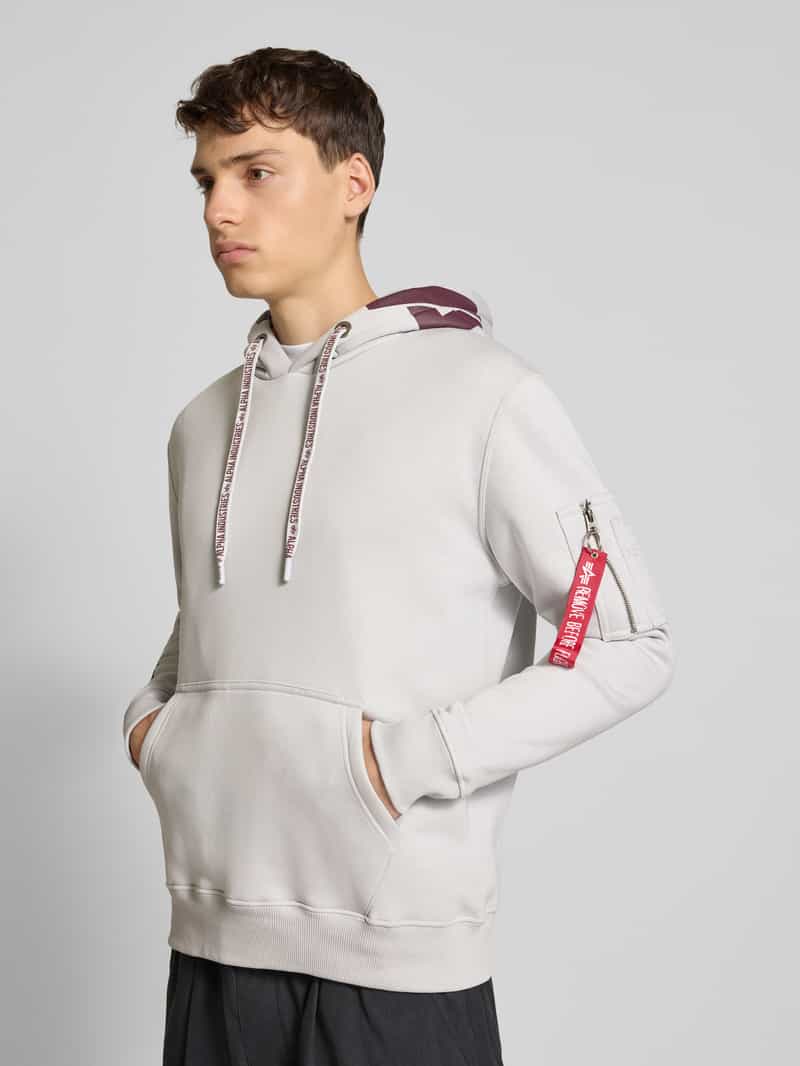 alpha industries Hoodie met kangoeroezak en ritszak opzij