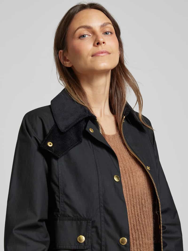 Barbour Jack met platte kraag en klepzakken model ´CROPPED BEADNELL WAX´ in zwart