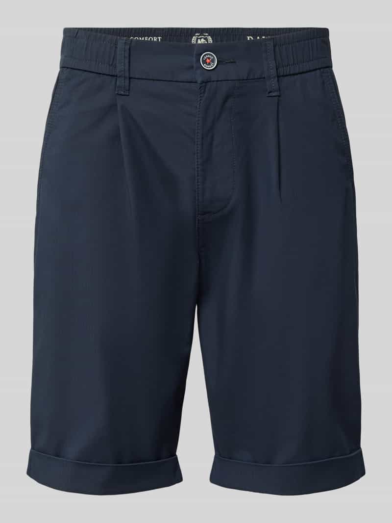 korte chino met strookzakken aan de achterkant
