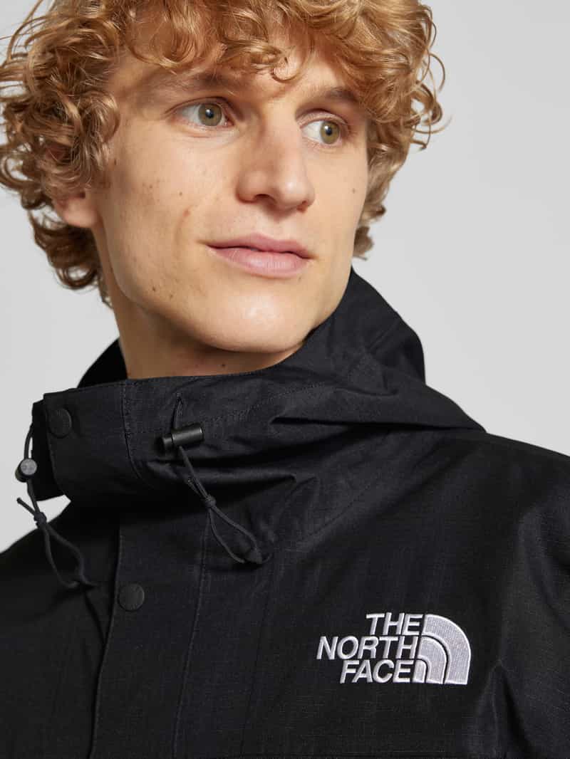 The North Face Windbreaker met labelstitching