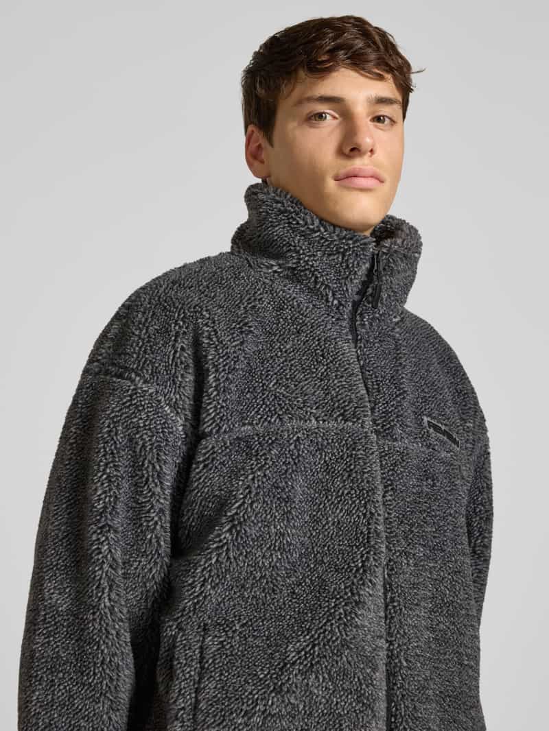 REVIEW Fleecejack met opstaande kraag en labeldetail