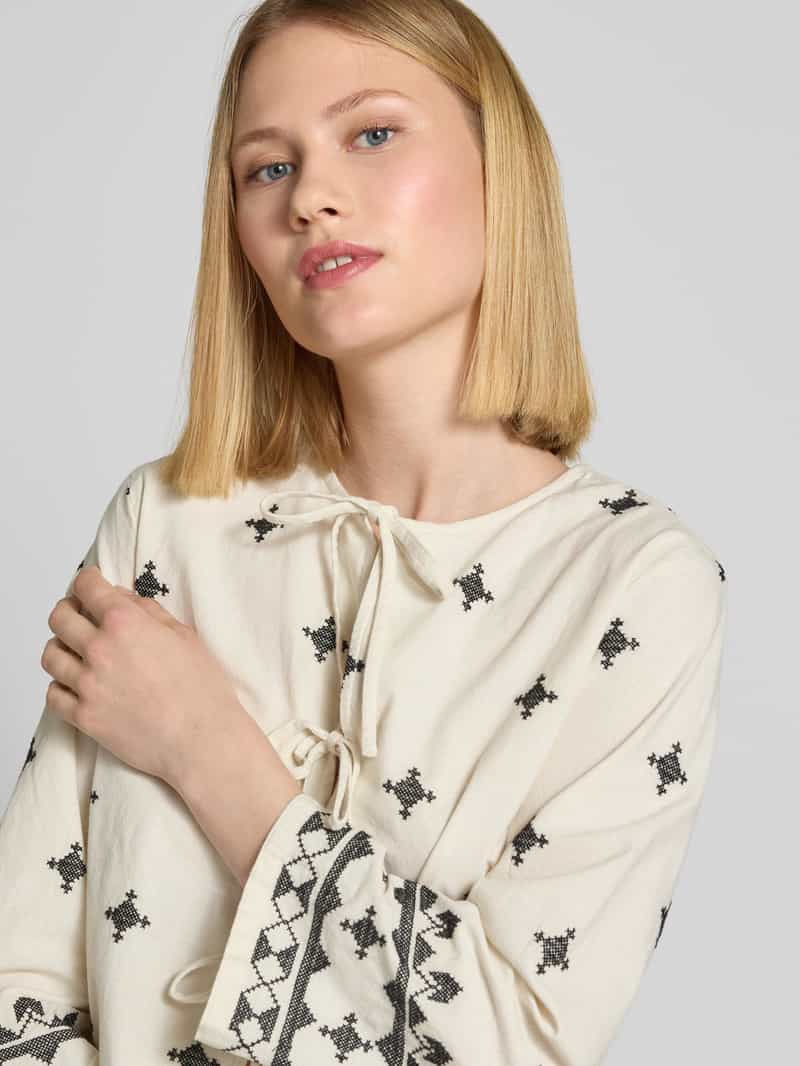 b.Young Overhemdblouse met vetersluiting model 'DUNIA'