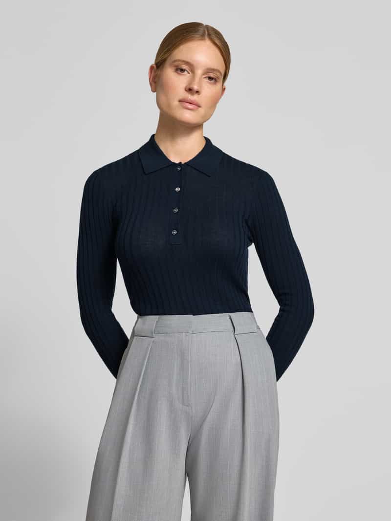 Style Icon Collection Henley-shirt van wol curated by Viky Rader
