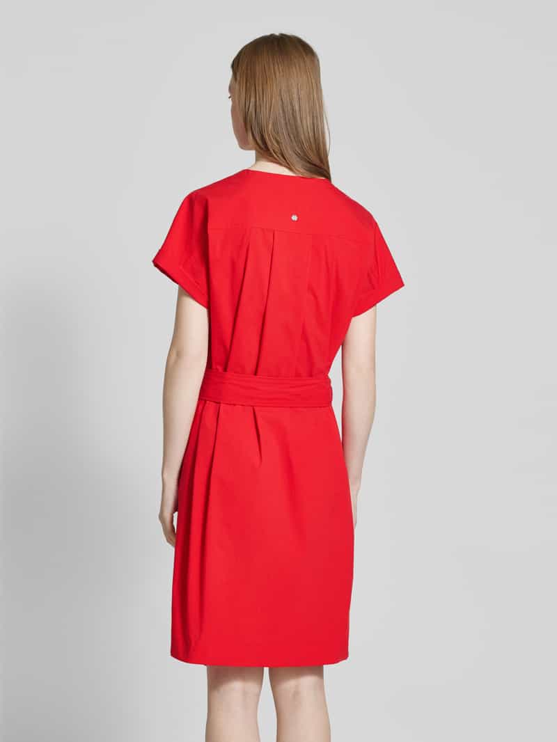 Knielange jurk met strikceintuur