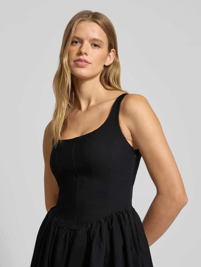 Only Getailleerde mini-jurk met boothals model 'SOEMO'