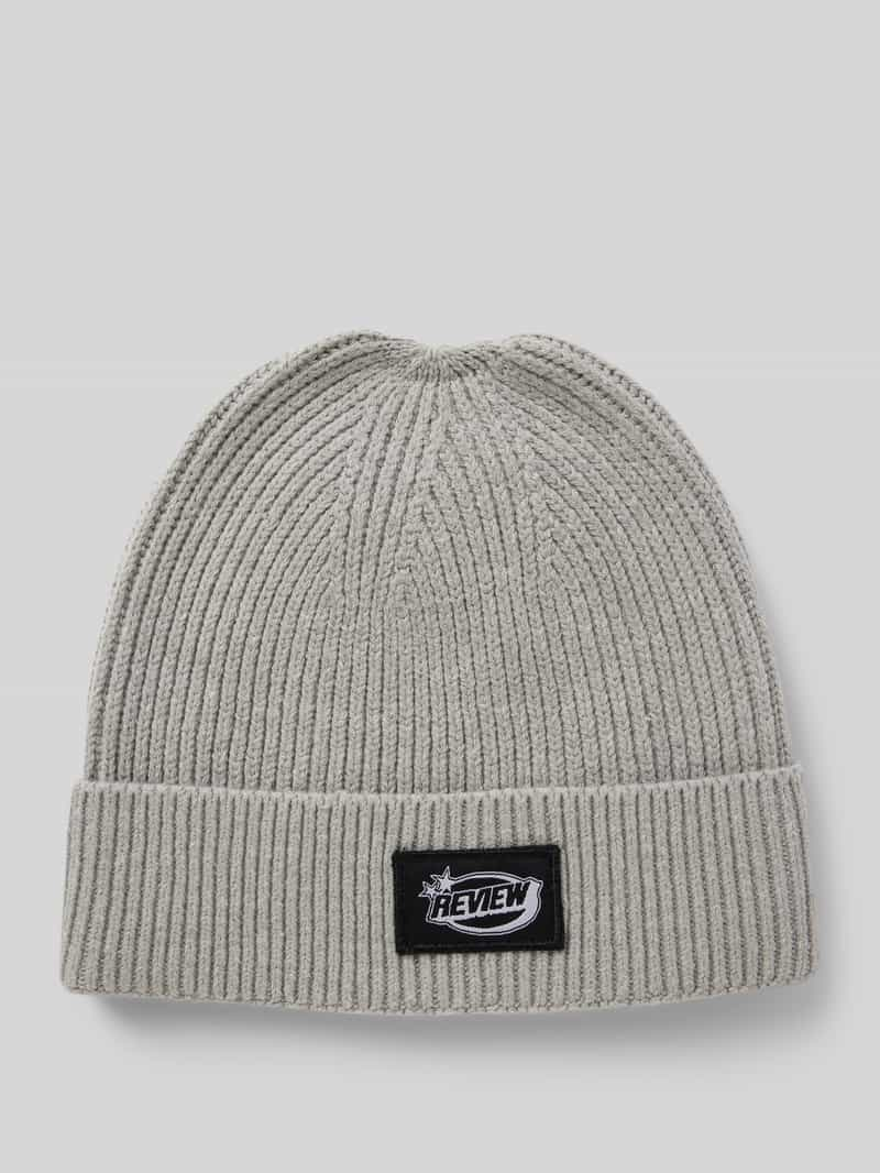 REVIEW Beanie met labeldetail