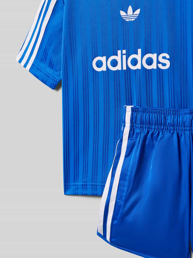 adidas Originals Set van T-shirt en sweatshorts met labeldetails