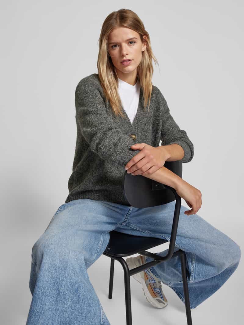 Only Regular fit gebreid jack met diepe V-hals model 'ZOEY'