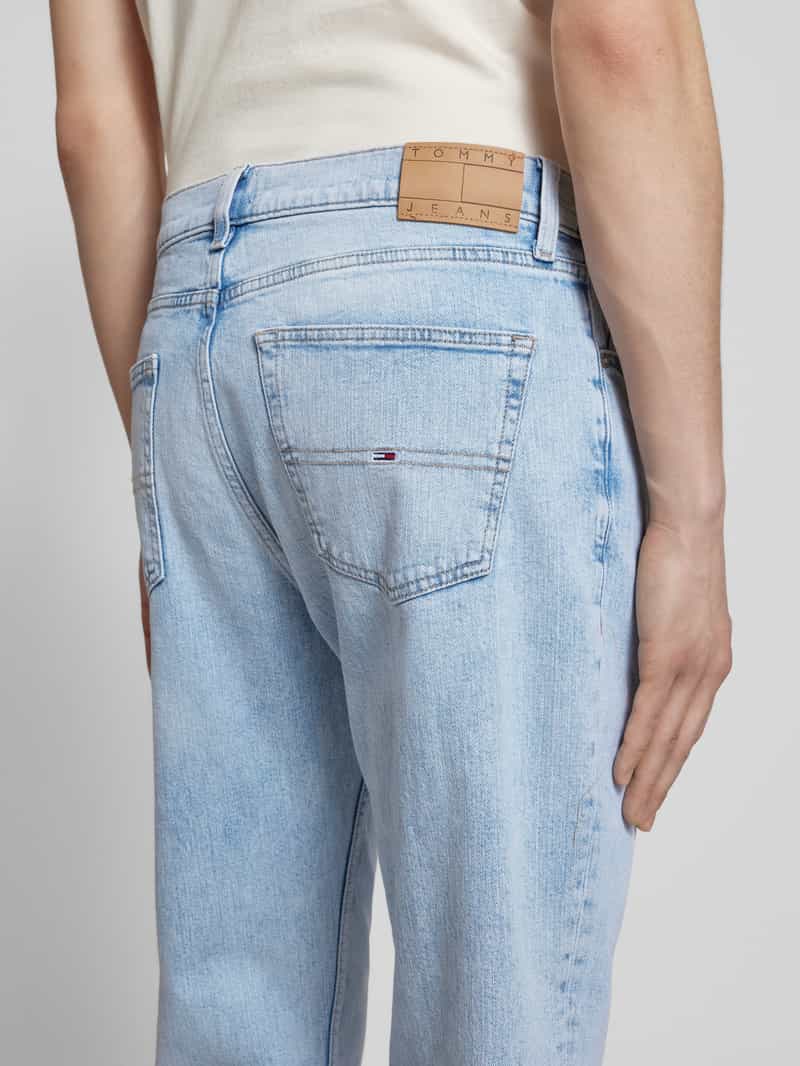Tommy Jeans Slim fit jeans van katoenmix met labelpatch model 'RYAN'