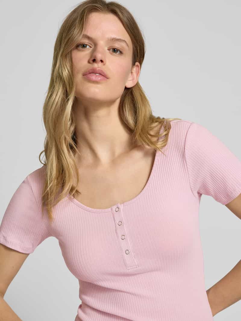 Pieces Slim fit T-shirt van katoenmix met kort drukknooppaneel model 'KITTE'
