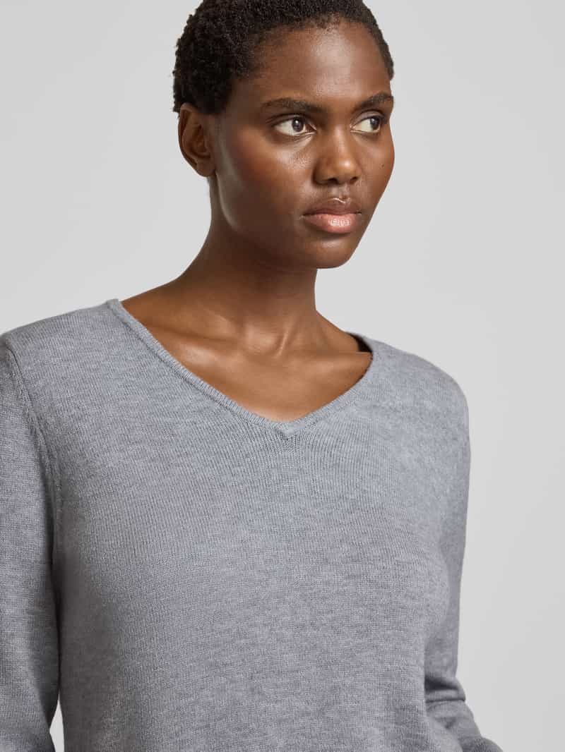 Christian Berg Woman Gebreide pullover van viscosemix met V-hals