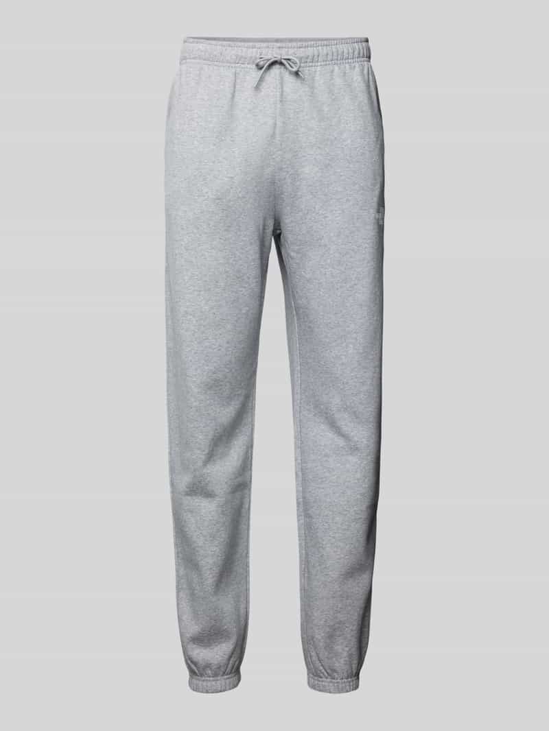 The North Face Regular tapered fit sweatpants met labelprint