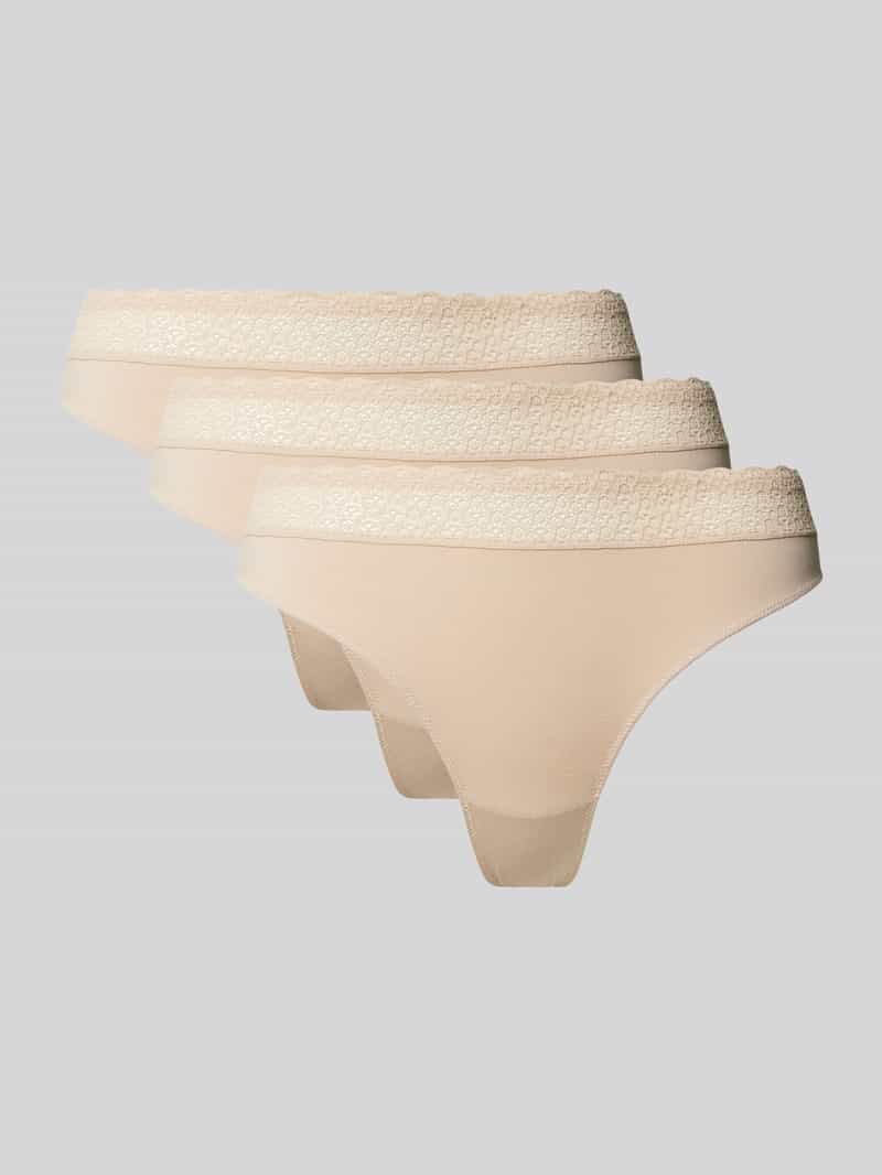 Triumph String met kantgarnering
