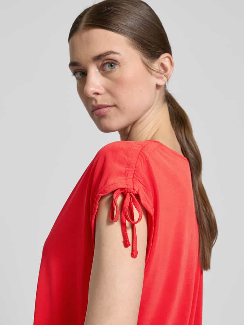 b.Young T-shirt met geribde V-hals model 'PERL'