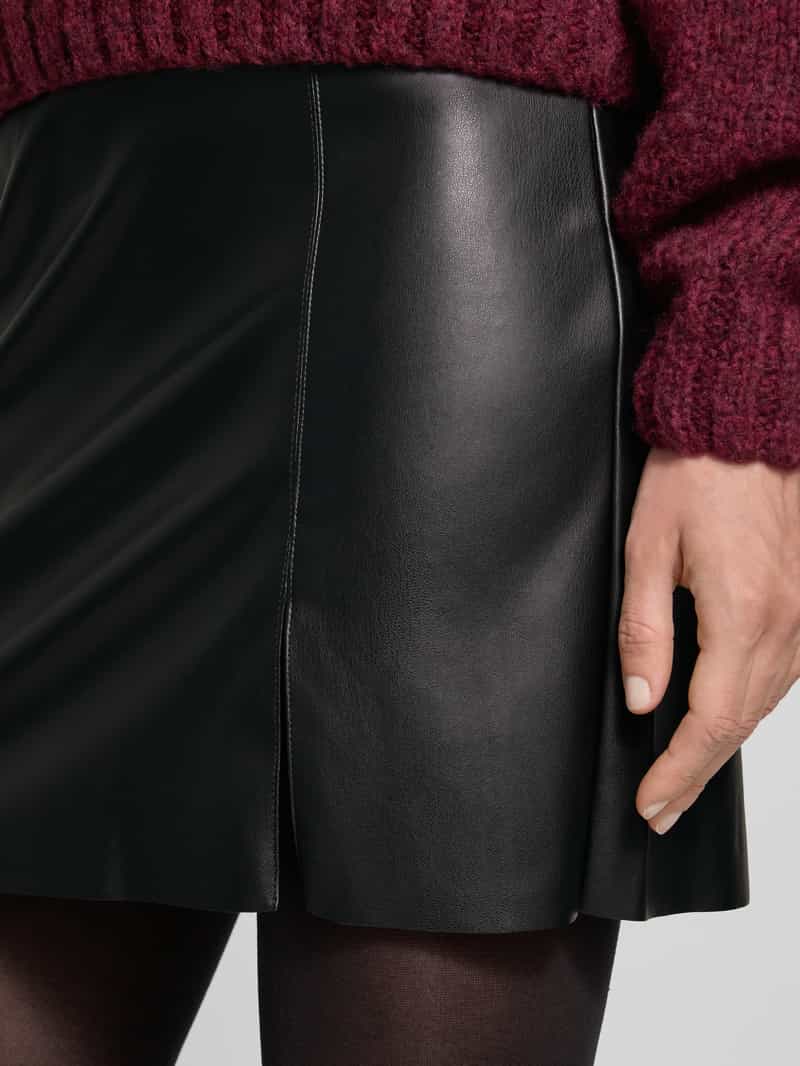 Vero Moda Minirok in leerlook model 'NELLY'