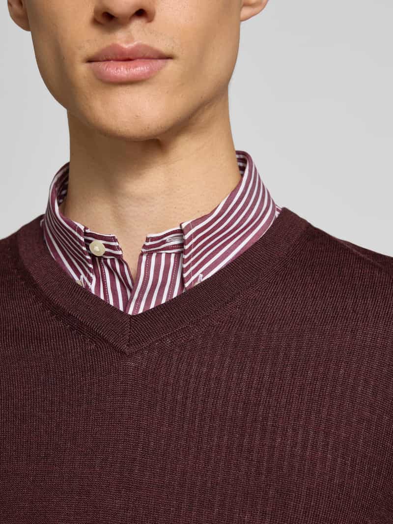 Christian Berg Men Gebreide pullover van wolmix met V-hals