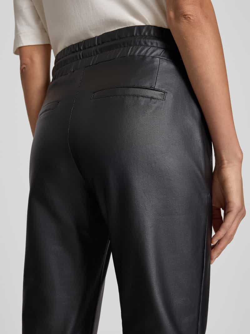 monari Broek in leerlook met ritszakken opzij