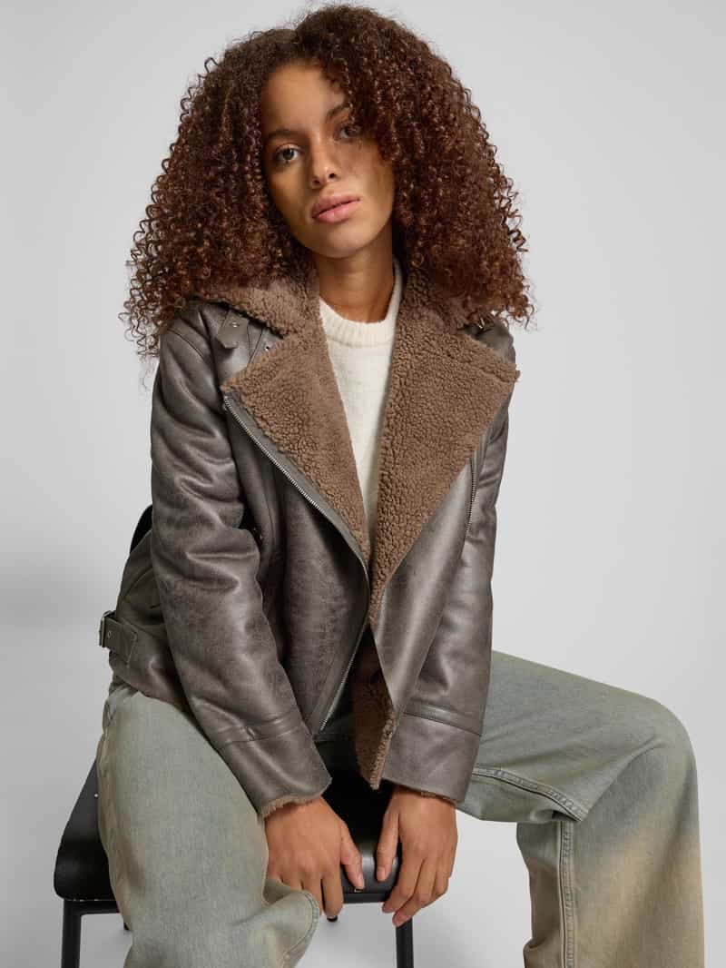 Only Regular fit jack in leerlook met fly-away-kraag model 'BETTY'