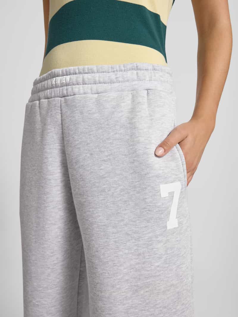Review Wide leg sweatpants met labeldetail