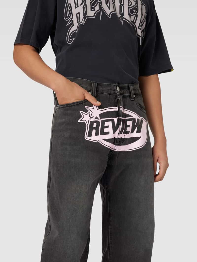 REVIEW Baggy jeans met gewatteerde logoprint