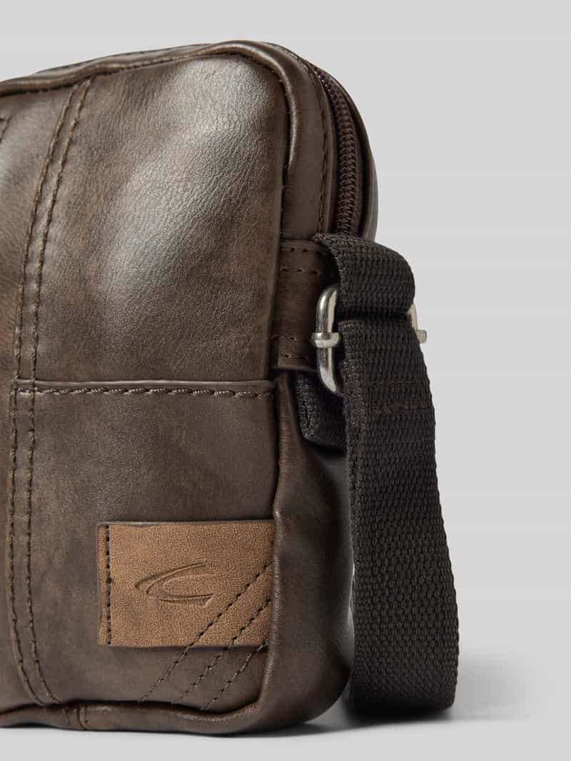 camel active Schoudertas met labelpatch model 'LAOS'