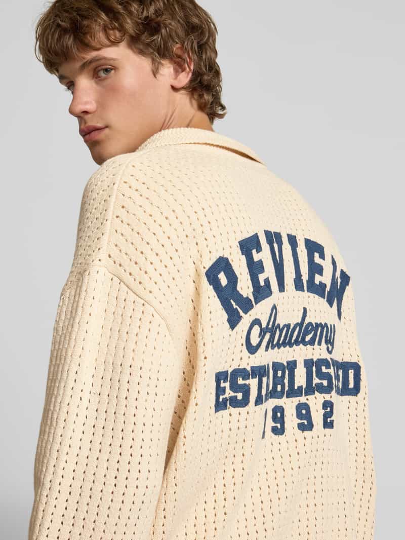 REVIEW Gebreid jack met polokraag en knoopsluiting
