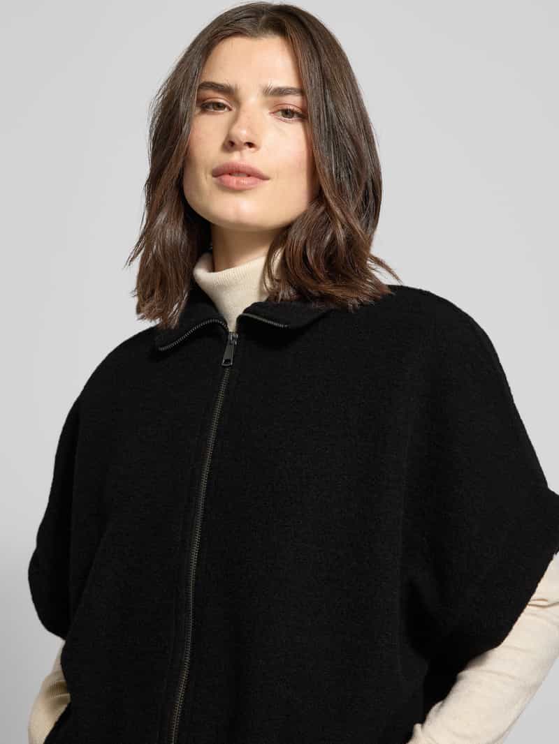 Emily Van den Bergh Jack van wolmix met opstaande kraag