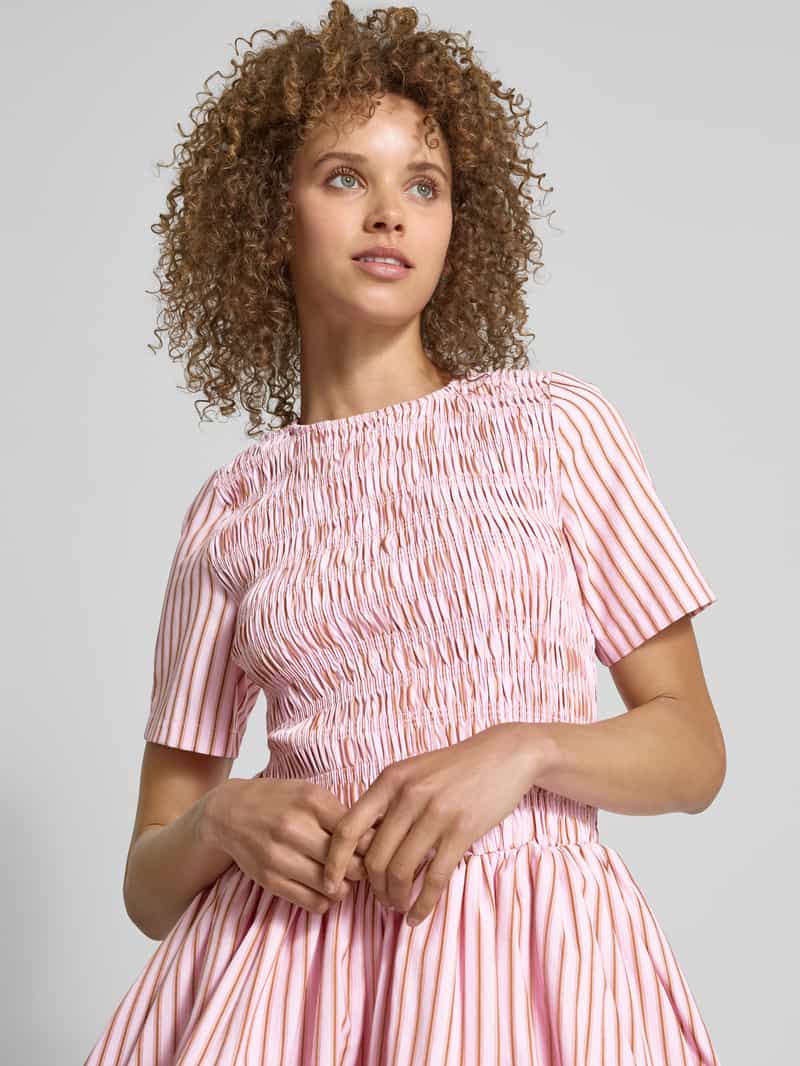 Amy Lynn Cocktailjurk met smokdetails model 'Eleonor'