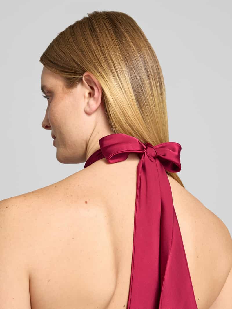 Mascara Avondjurk van satijn met draperieën kersenrood, foto 4