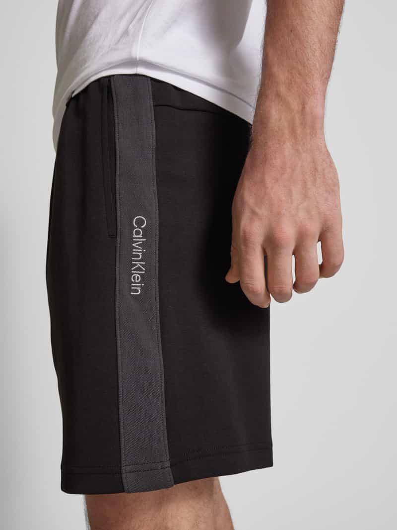 Calvin Klein Jeans Regular fit korte broek met gestileerde opening