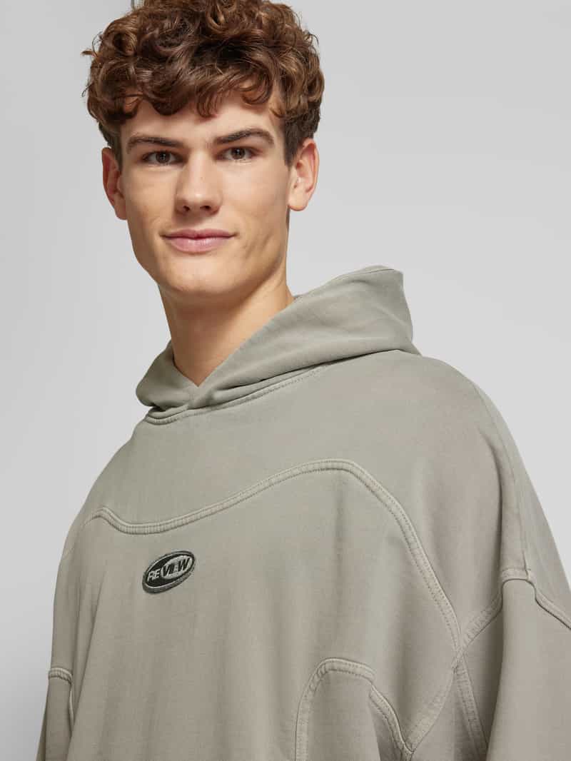 REVIEW Hoodie met labelbadge