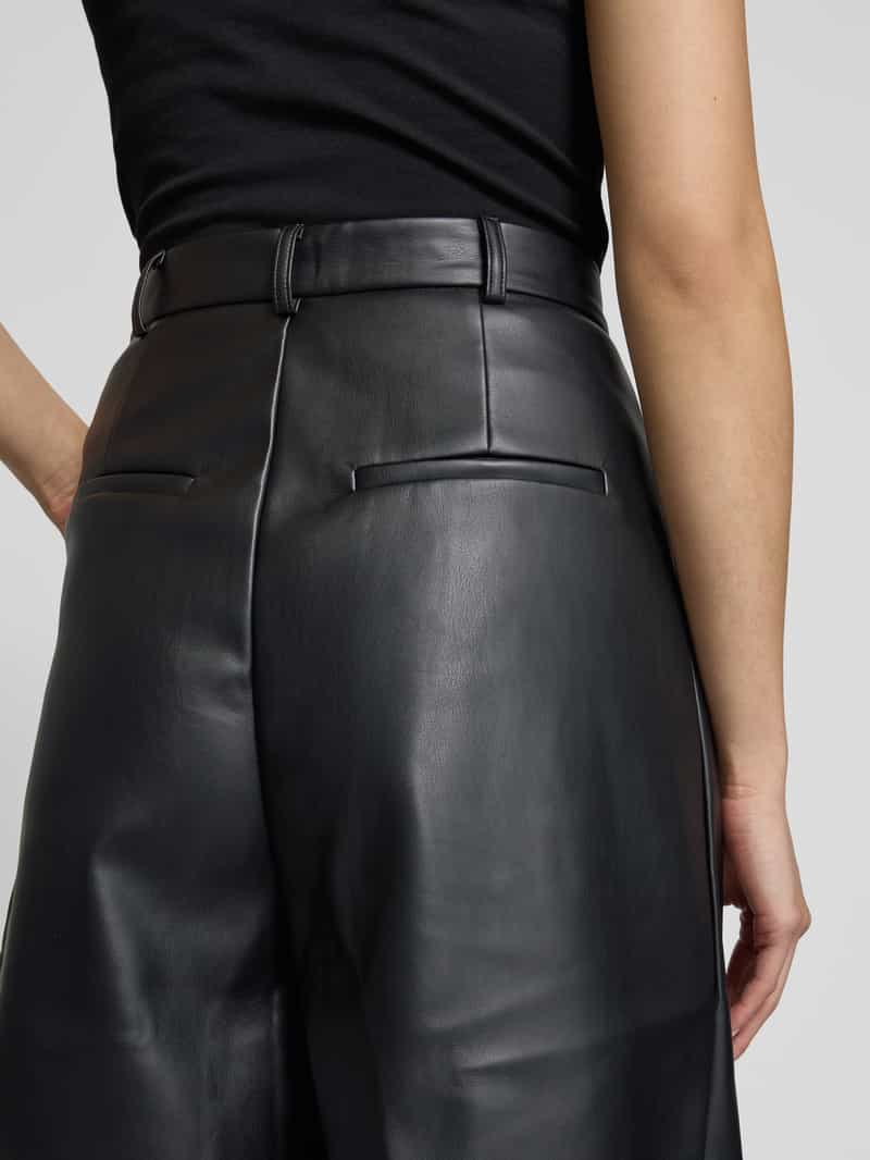 NEO NOIR Straight leg korte broek in leerlook model 'Nika'