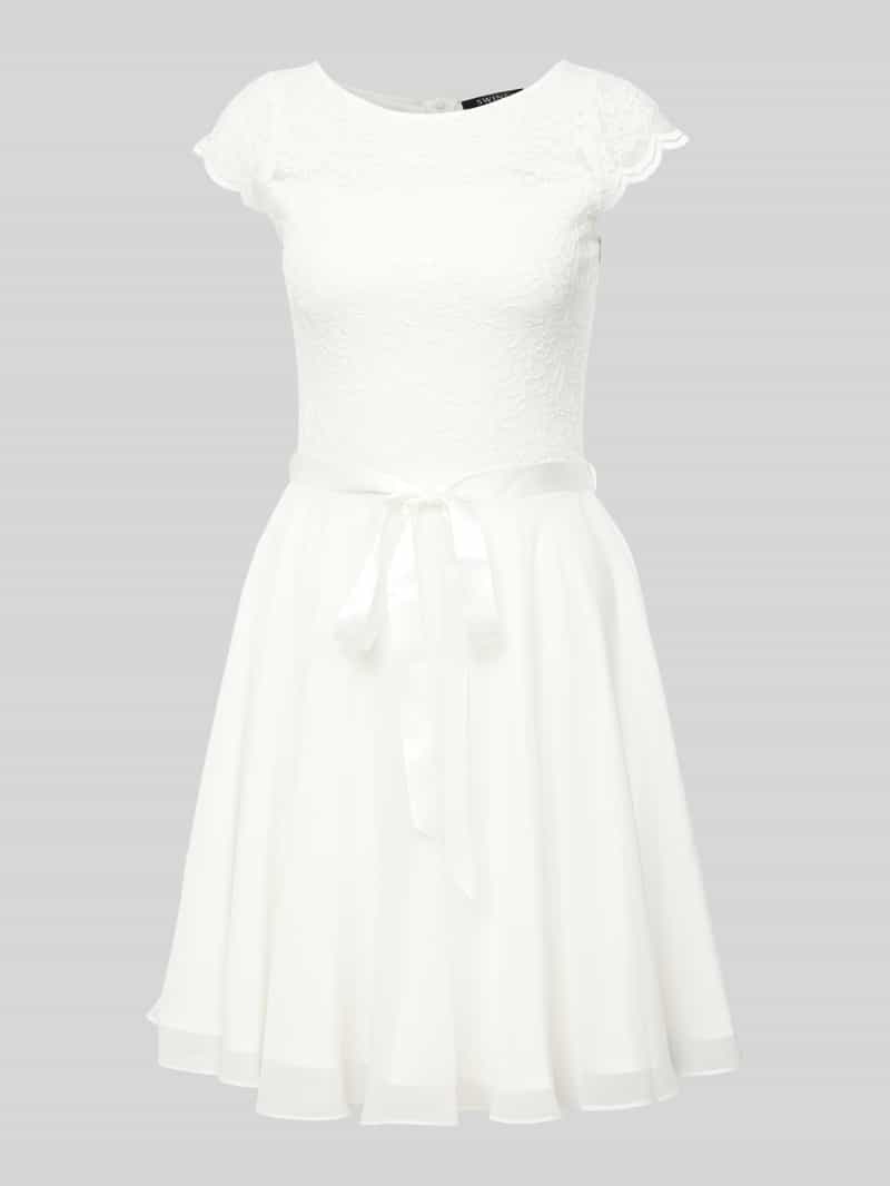 Swing Cocktailjurk met kant en strikceintuur